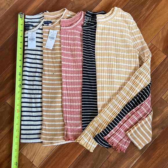 🤩DISCOUNTED SHIPPING🤩Bundle of women’s Small long sleeve AEO tees - Picture 3 of 4